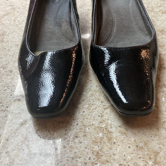Aerosoles "Envy" Classic Pumps Kitten Black Patent Leather Heels Size 8M - Picture 2 of 7